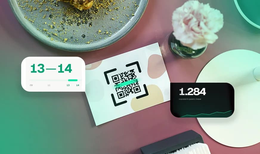 Un cartoncino con un codice inquadra.me su un tavolo apparecchiato, e accanto due schede della dashboard: le scansioni del mese e la fascia oraria più attiva